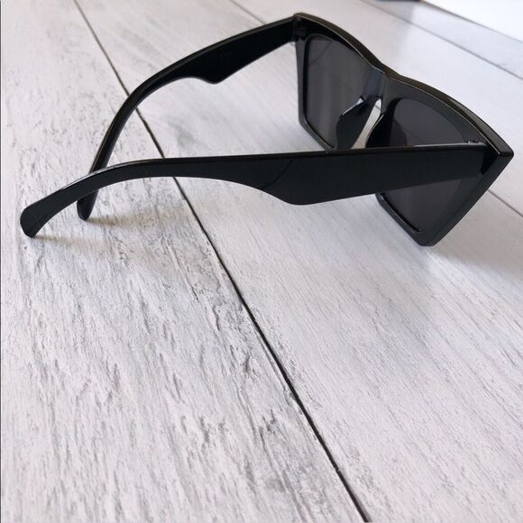 🔥Black Retro Cat Eye Sunnies - Picture 4 of 7